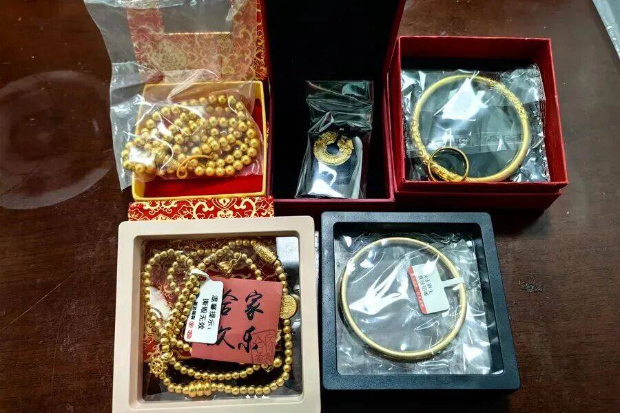 外围足球代理怎么申请 _上海女子发现儿子家中保险箱600克金首饰失踪外围足球代理怎么申请 ，竟在其女友衣柜内发现“低配版”！